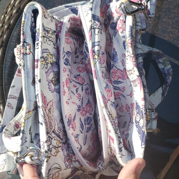 Super roomy and feminine Vera Bradley purse - Picture 4 of 8